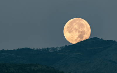 Why does the moon look larger when it’s on the horizon?