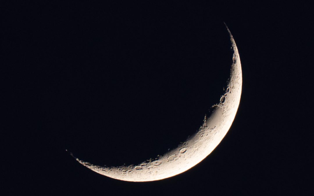 See a slender crescent moon shine with Saturn in the western sky tonight